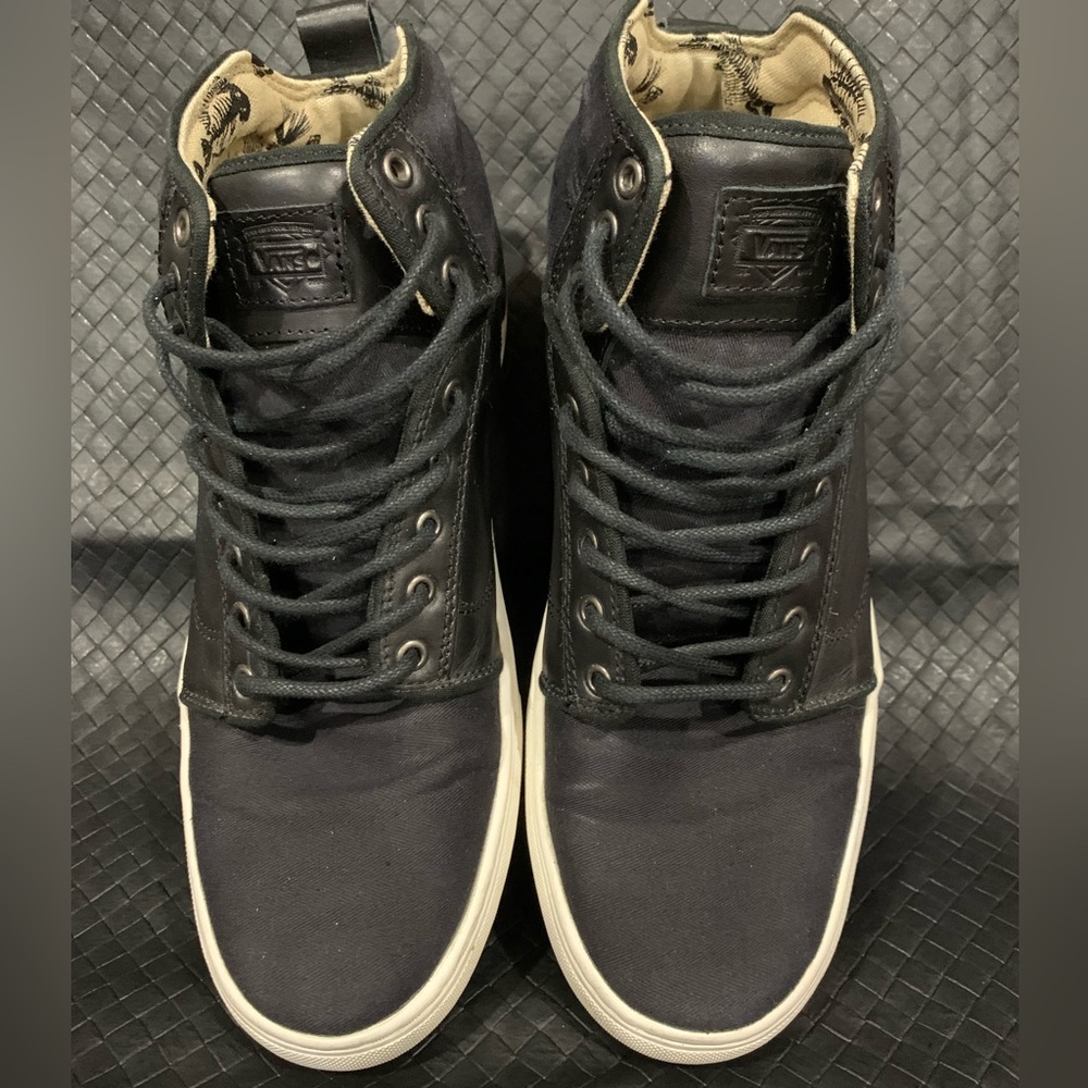 Vans Alomar (fish bone) partial leather upper. Mid-top size 11